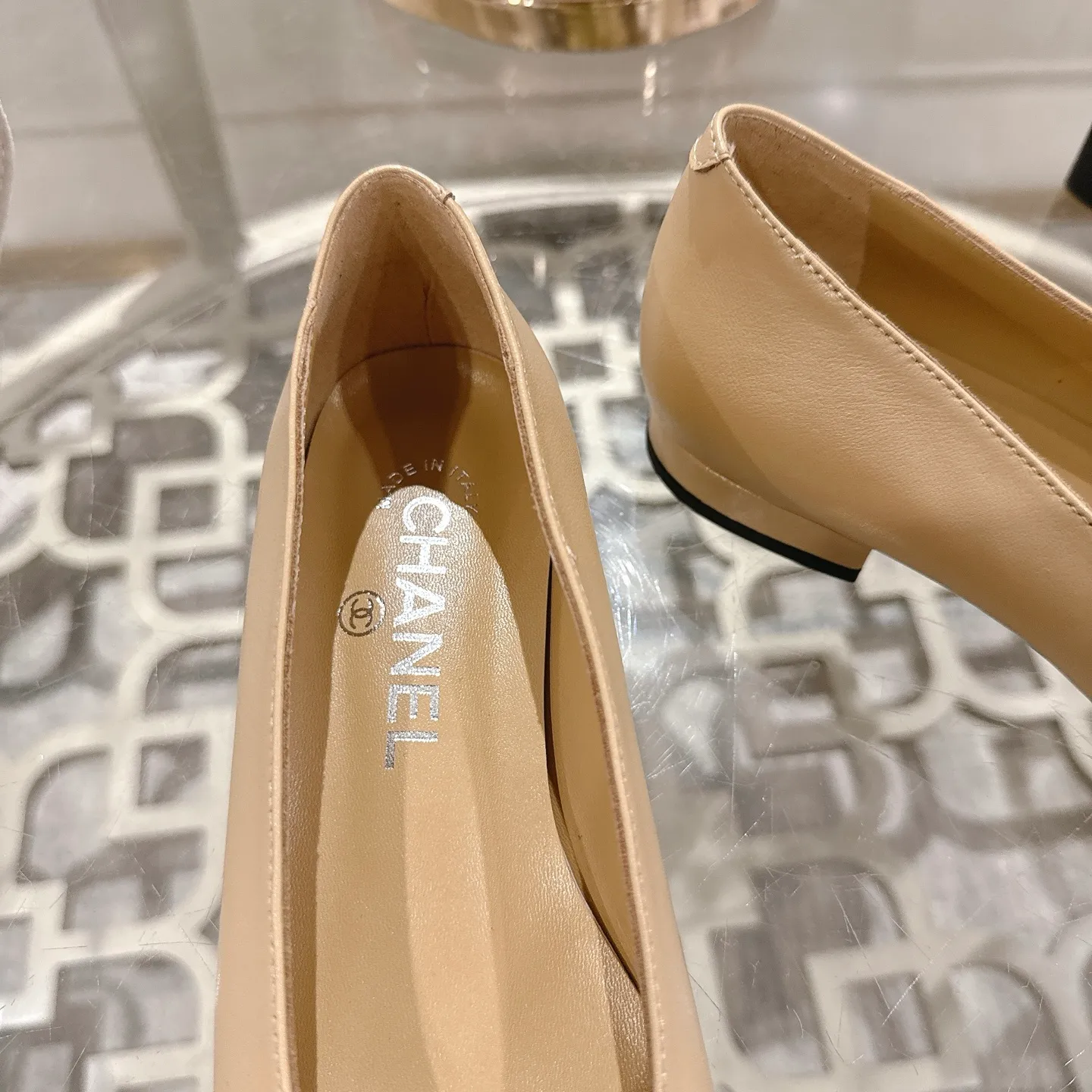 👟👟Ex-factory price 560👟👟Chanel 2025SS Spring and Summer New Double C Button Mary Jane🆕 Xiaoxiang𝐂Jia's beautiful Mary Jane shoes are so sweet that they are so beautiful that they are so beautiful. The round square toe design is cute and cute ~ metal/button logo. The appearance is super online. When you wear it, you will feel like a wealthy daughter. I thought it looks good. Only when I put it on my feet do I know how easy it is to wear ~ Upper: Customized lambskin Lining: Sheepskin Outsole: Genuine leather outsole imported from Italy Size: 35-42 (40.41.42 customization is non-refundable) Packaging: The latest gift box packaging at the counter